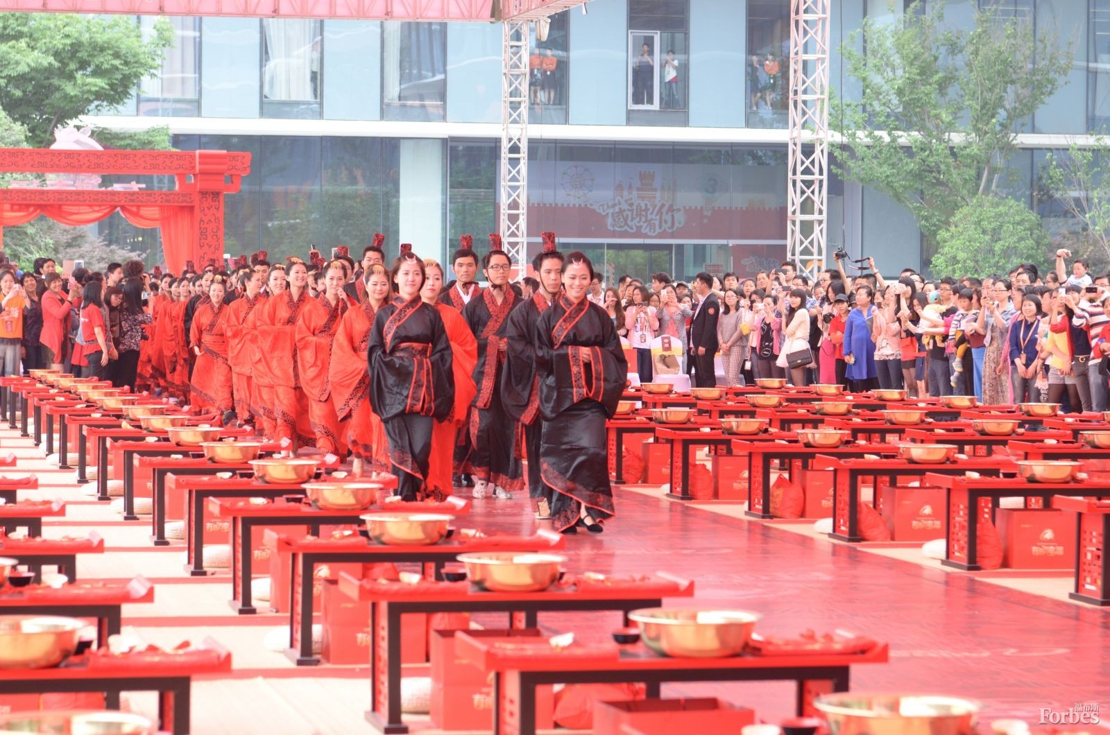 5月9日，阿里巴巴在杭州为102对新人举行了集体婚礼，其中大部分为该公司员工。