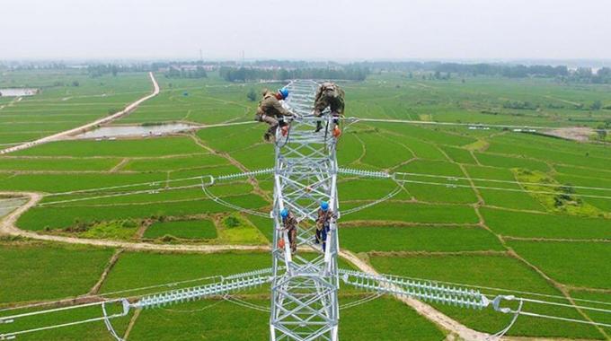 高空架设电力“大动脉”确保秋粮丰产丰收