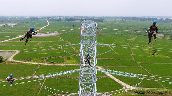 高空架设电力“大动脉”确保秋粮丰产丰收